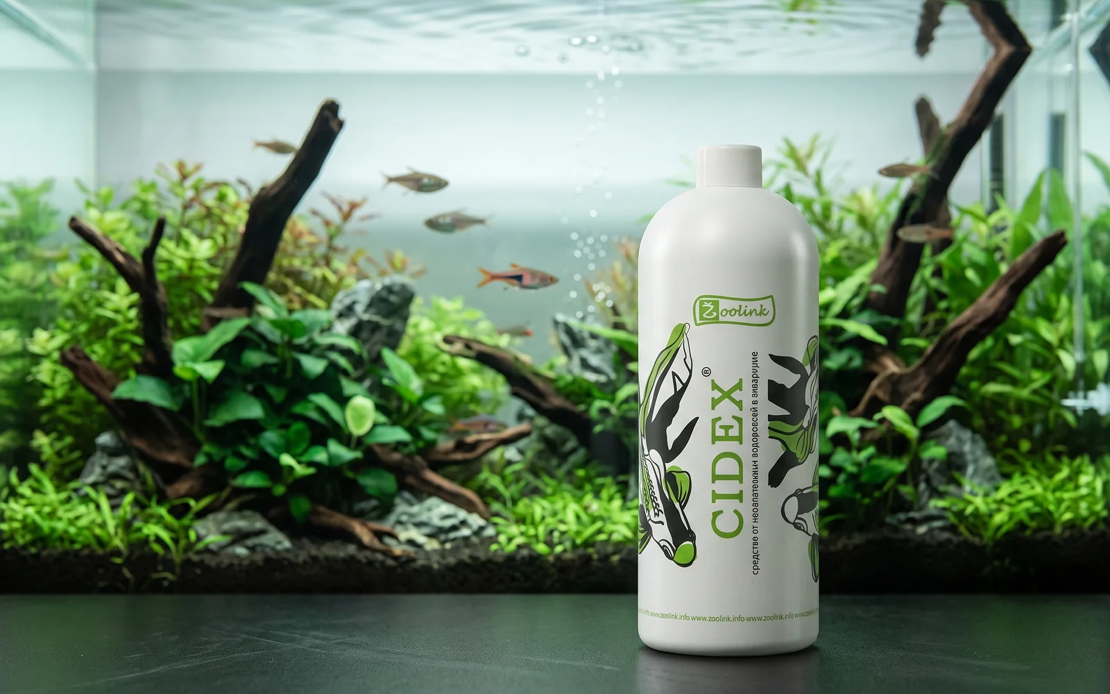 Бутылка CIDEX возле чистого аквариума
